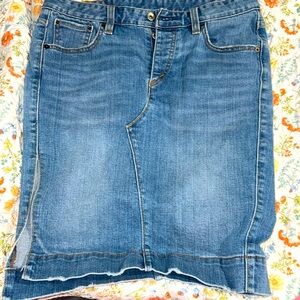 Levi’s high rise button up denim skirt size 8